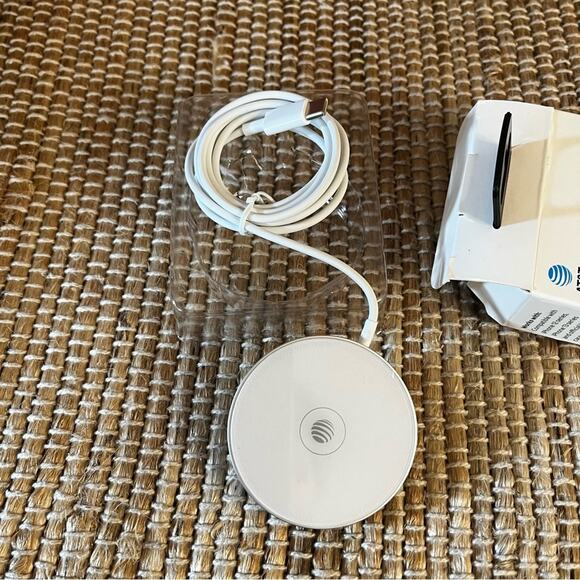 AT&T 15W Premium Magnetic Charging Pad - Picture 6 of 6
